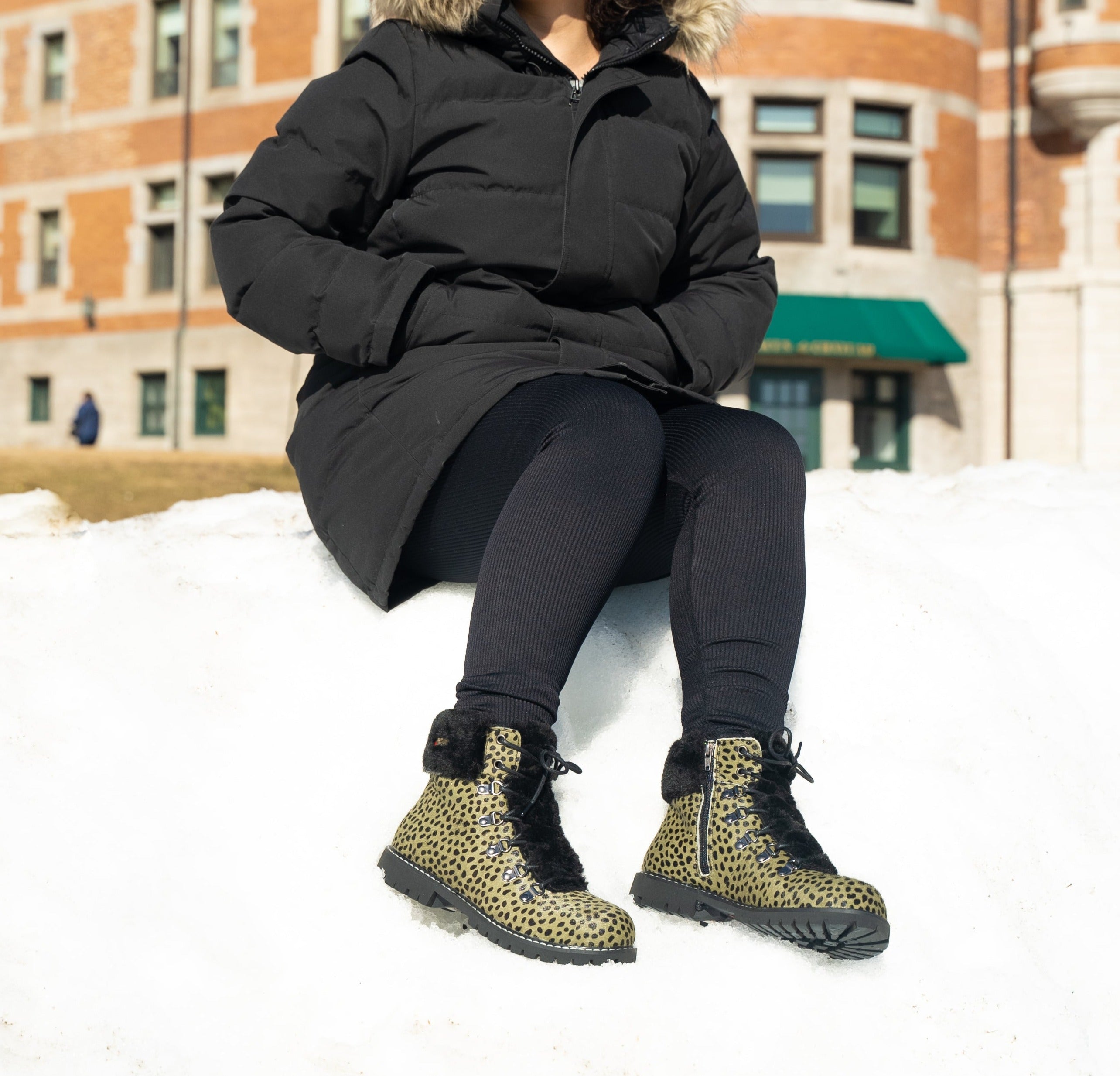 Bottes pour femmes Aisha en suède avec crampons - Noir ou gris – Alfred  Cloutier